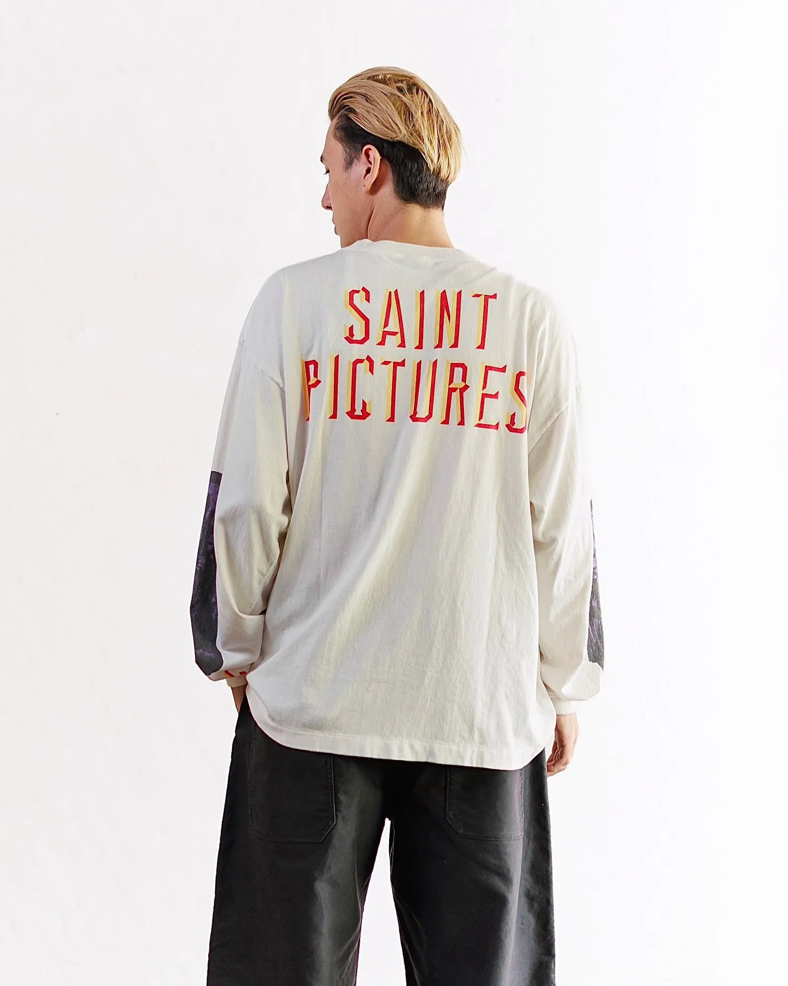 SAINT Mxxxxxx SAINT PICTURES L/S TEE/WHITE Columbia Pictures SAINT Goddess Long Sleeve Off-White S-XL Pays tribute to the Columbia Pictures Title Goddess. Full of fun. Ready-made clothes are washed. The texture is soaring. Authentic level printing is restored. Look for cylindrical seamless fabrics. It is almost meaningless if it is not a cylindrical fabric.